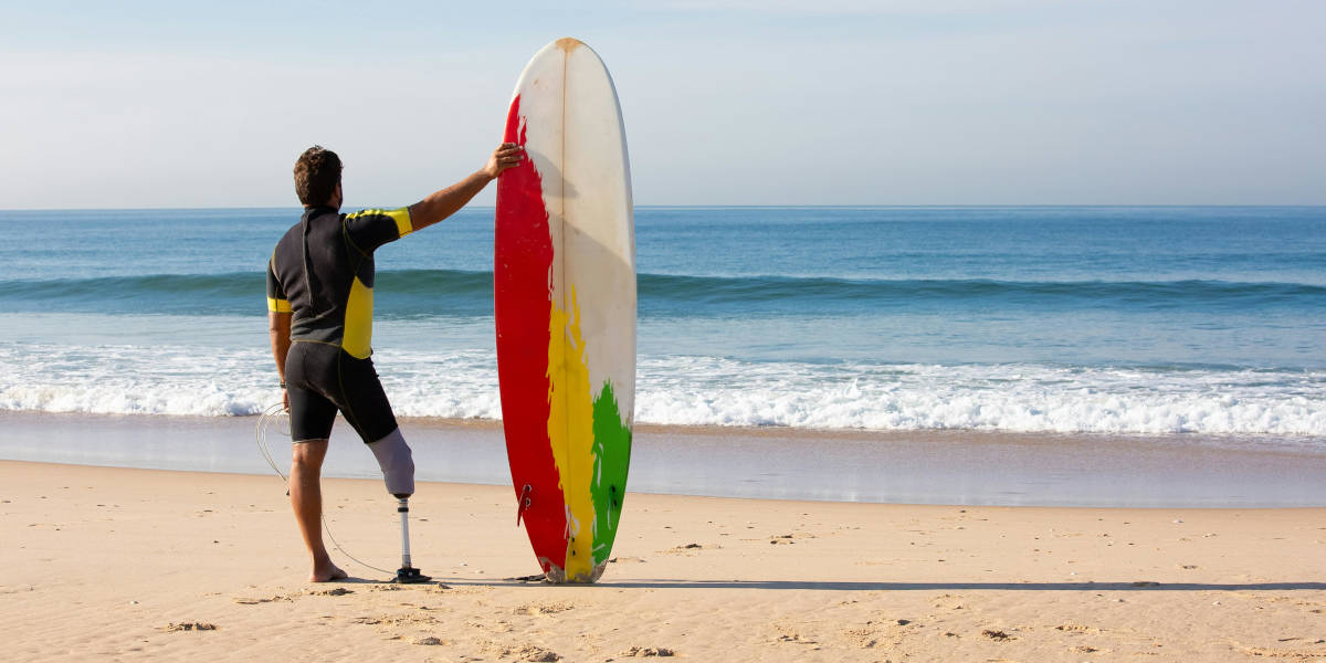 atleta amputado por surfear en el mar